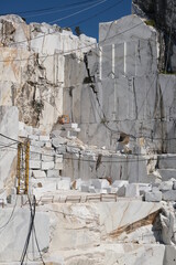 Obraz premium Parete di marmo. Large white marble quarry with blue sky background.