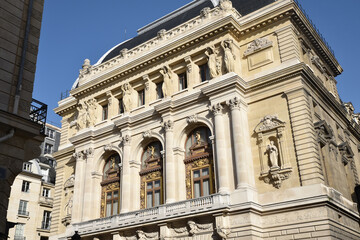 Fototapeta na wymiar Façade de l'opéra Comique à Paris, France