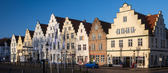 Fototapeta na wymiar Berühmte Häuserzeile mit Giebeldächern, Holländerstadt Friedrichstadt, Banner
