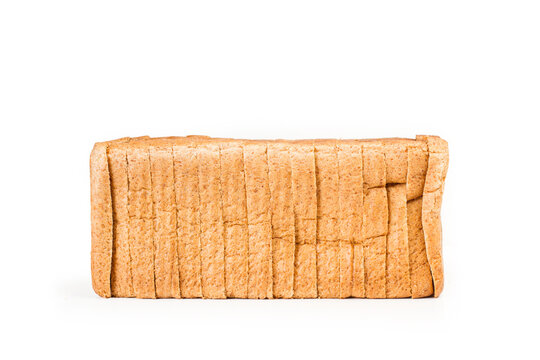 Pan de molde cortando en rebanadas sobre un fondo blanco liso y aislado. Vista de frente y de cerca. Copy space