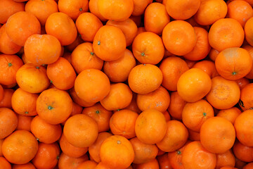 tangerines in a grocery store or market, with a shallow depth of field, top view, close up