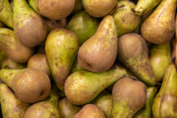 pears in a grocery store or market, with a shallow depth of field, top view, close up