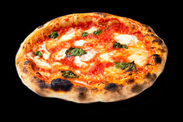 Pizza margherita italiana su fondo nero