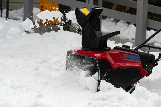 snow blower to remove snow on driveway