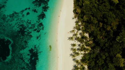 Fotobehang Boracay Wit Strand Tropisch wit zandstrand, dichtbij de blauwe lagune en het koraalrif van bovenaf, Boracay, Filippijnen. Zandstrand met toeristen. Zomer en reizen vakantie concept.