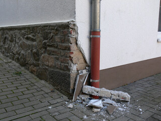 beschädigte Hausecke mit gebrochenem Putz