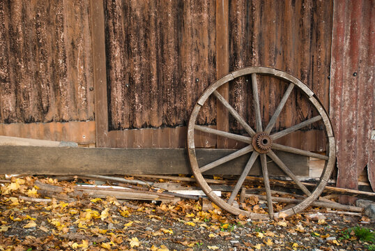 altes Holzwagenrad