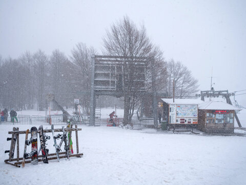 Vasilitsa ski resort with people in a cloudy day