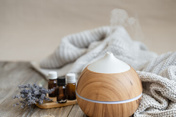 Composition with an air humidifier and a set of aromatic oils.
