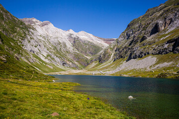 Beautiful scenery of a lake with very clean water and high mountains in the background