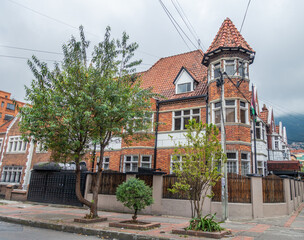 Obraz premium maison avec une architecture typique du quartier de La Soledad, Teusaquillo, Bogota, Colombie