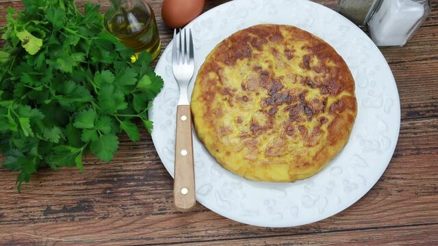 tortilla aux pommes de terre et aux oignons dans une assiette