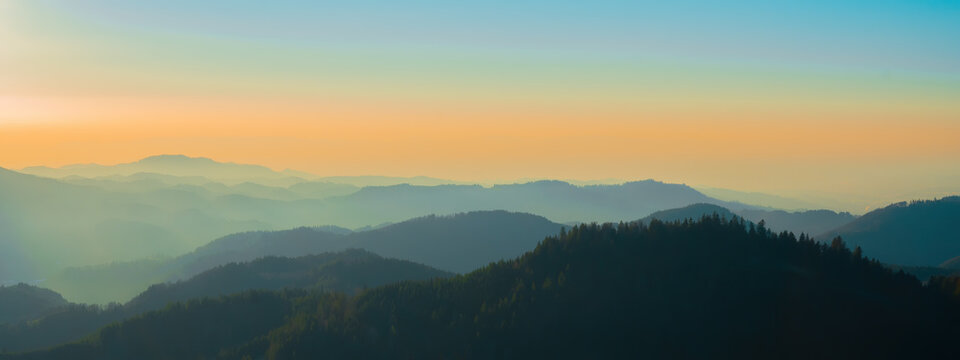 Atemberaubendes Panorama von Sonnenuntergang und Landschaft im Schwarzwald an dem Aussichtspunkt Ro&szlig;b&uuml;hl Zuflucht Oppenau / Oppenauer Steige
