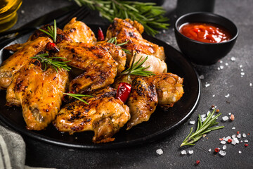 Grilled chicken wings with spices and tomato sauce.