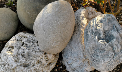 Sasssi e rocce colpiti dal sole