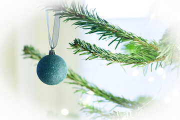 farbige Christbaumkugel am Weihnachtsbaum