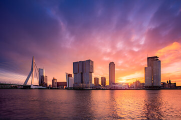 Farbenfroher Sonnenaufgang an der Skyline von Rotterdam