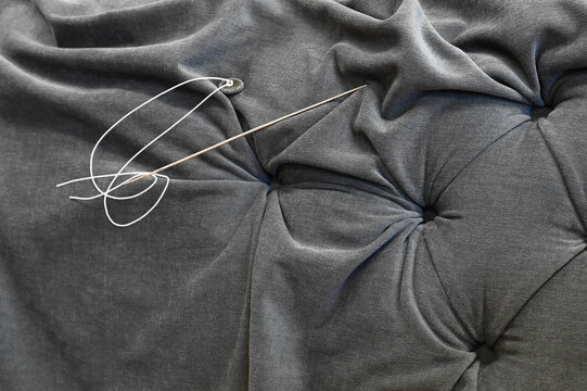 capitonnage d'un canap&eacute; en tissu 