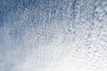 ciel parsemé de petits nuages duveteux