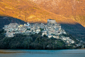 castel di tora al tramonto, paesino costruito a picco sul lago artificiale del turano