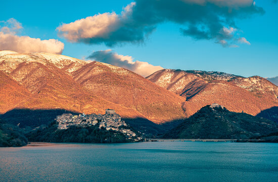 castel di tora al tramonto, paesino costruito a picco sul lago artificiale del turano