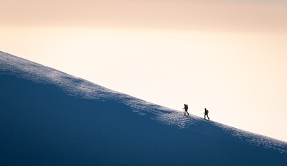 coppia di sciatori alpinisti in salita sulle creste innevate nella zona di campocatino