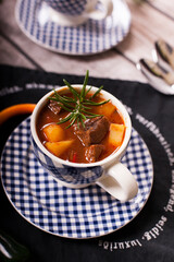 Gulaschsuppe mit blauem Karo Geschirr