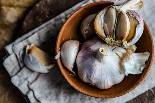 Overhead view of a bowl of fresh garlic