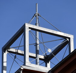 Antenne in faradayschem Käfig vor strahlend blauem Himmel