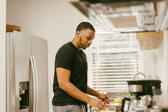 Boyfriend preparing breakfast for girlfriend, Young Black couple