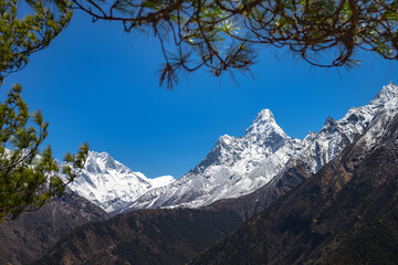 Prachtig landschap van de bergen van de Himalaya. Everest Basecamp-trektocht. Mount Ama Dablam.