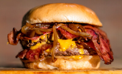 Hamburguesa con cebolla y cheedar