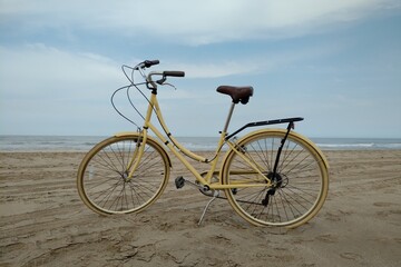 Fototapeta na wymiar Bike at the beach