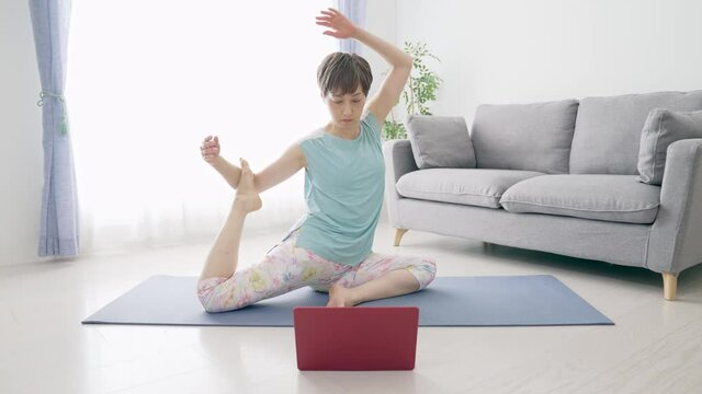 オンラインヨガ　おうち時間　ニューノーマル