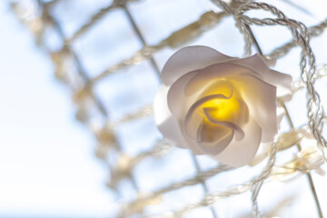 白い造花のバラのオーナメント