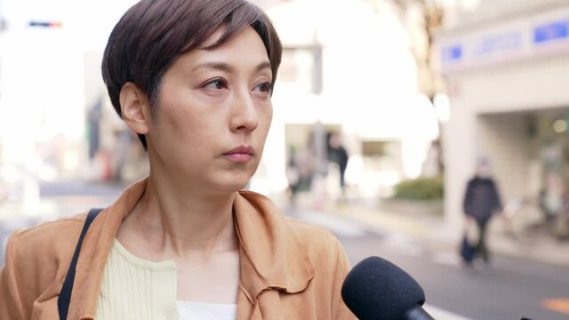 街頭インタビューを受ける女性