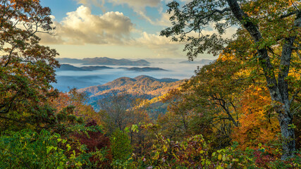 Obraz premium Blue Ridge Parkway - early morning autumn fog and clouds