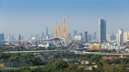 Obraz premium The landscape of the Chao Phraya River and the Bhumibol Bridge against the backdrop of Bangkok's skyscrapers