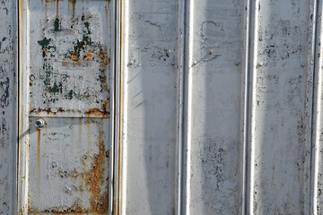 古い鉄板の壁