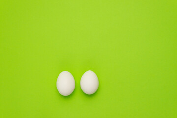 Texto de origen
huevos frescos blancos de gallina limpios sobre fondo verde, listos para cocina, cada uno formado, especial para diseños y textos
