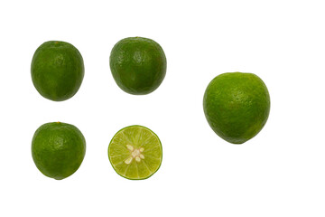 grupo de limones, limón entero verde, limón partido a la mitad con semillas naturales 