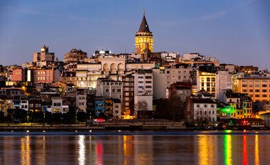 Fototapeta premium Evening view of Yeni Mosque and Galata Bridge in Istanbul, Turkey