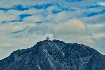 Volcan con gran observatorio milimétrico en la cumbre
