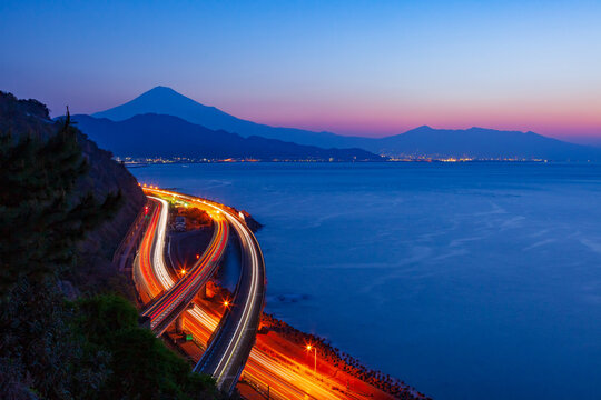 夜明けの富士山と東名高速道路・国道1号線　静岡県静岡市清水区さった峠にて