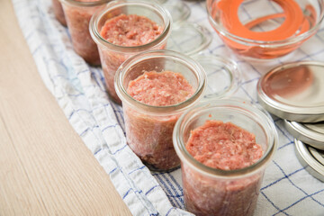 Hackfleisch aus Schwein und Rind roh in Einkochglas und Weckglas zum Einkochen Einwecken hausgemacht in Küche für Haltbarkeit und Vorrat