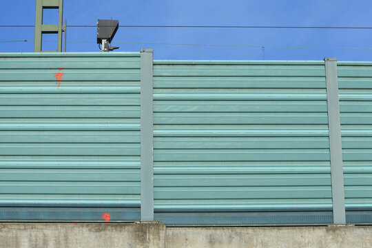 Signalmast, Signal, L&auml;rmschutzwall, Bahn ,Deutschland, Bahnsignal
