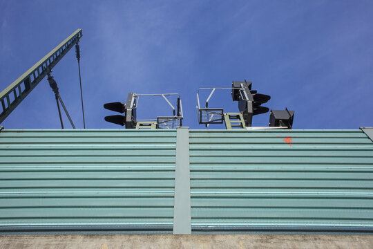 Signalmast, Signal, L&auml;rmschutzwall, Bahn ,Deutschland, Bahnsignal