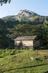 Maison perdue dans une montagne