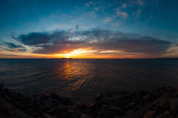 atardecer en la playa hora azul