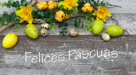Biglietto di auguri: uova di Pasqua verdi e gialle con fiori e il testo Buona Pasqua
